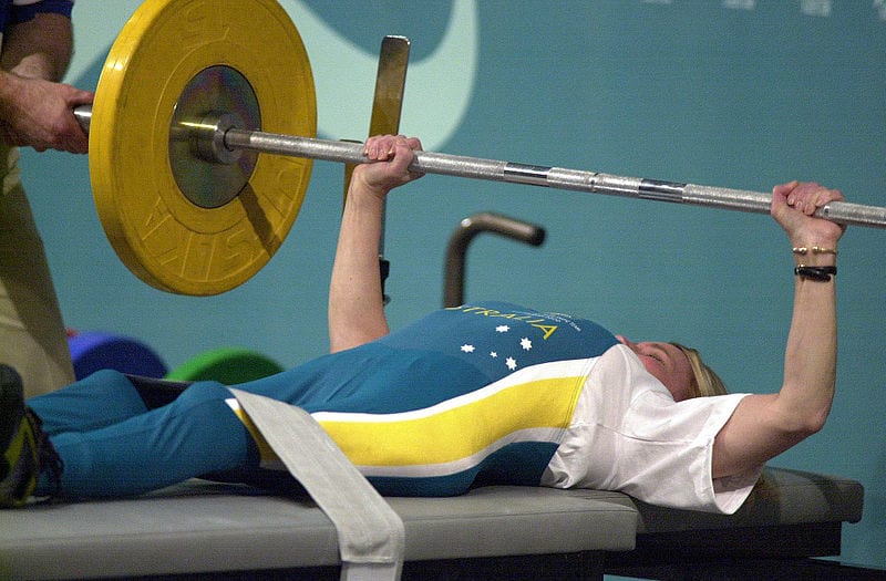 800px-221000_-_Powerlifting_Suzanne_Twelftree_48kg_action_2_-_3b_-_Sydney_2000_match_photo Levantamiento de Potencia Juegos Paralímpicos