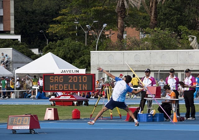 Atleta lanzando jabalina. Competencia de Lanzamiento de jabalina. Atletismo en los juegos olímpicos. Pruebas de campo.