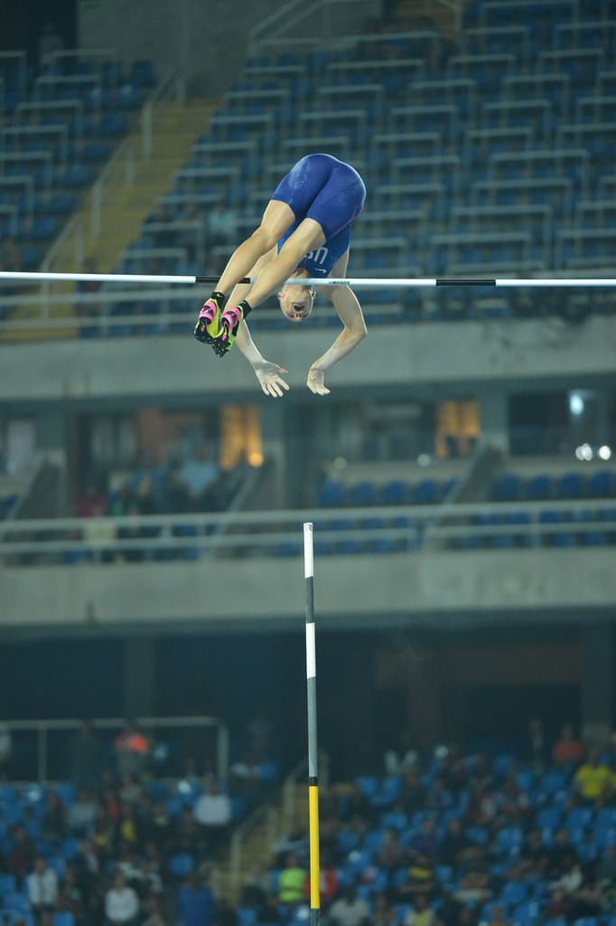 Atleta en vuelo, pértiga o garrocha, salto con garrocha o pértiga - Atletismo en los juegos olímpicos, pruebas de campo.